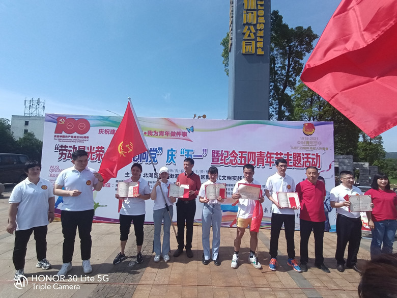 “勞動(dòng)光榮，青春心向黨